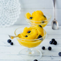 Mango-Orangen-Ingwer-Sorbet mit Heidelbeeren