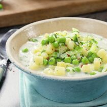 Kartoffelsuppe mit Erbsen und Löwenzahn