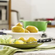 Pellkartoffeln mit Gurken-Kräuter-Dip