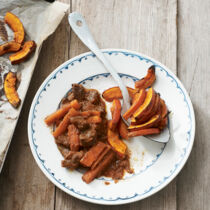 Rinderschmortopf mit Ofenkürbis Rinderschmortopf mit Ofenkürbis