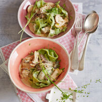 Kräuter-Tagliatelle mit Morchel-Pilzrahmsauce