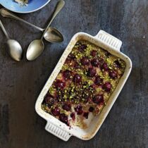 Quinoa-Auflauf mit Datteln und Kirschen Quinoa-Auflauf mit Datteln und Kirschen