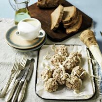 Fleischknöpfe mit Meerrettichsauce Fleischknöpfe mit Meerrettichsauce