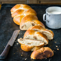 Hefezopf mit Zitronenmarzipan