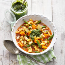 Bunte Minestrone mit Pesto