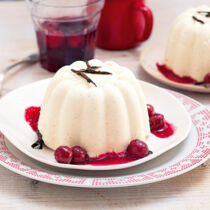 Bayerische Creme mit Kirschsauce Bayerische Creme mit Kirschsauce