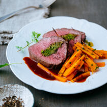 Gefülltes Rinderfilet mit glasierten Möhren