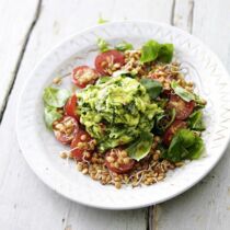 Avocado mit Zucchini-Chili-Tatar