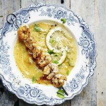 Minzige Linsensuppe mit Garnelenspießchen