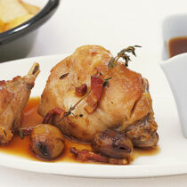 Ofen-Kaninchen mit Balsamico-Zwiebeln Ofen-Kaninchen mit Balsamico-Zwiebeln