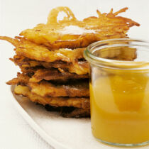 Kartoffelpuffer mit Apfel-Mango-Mus Kartoffelpuffer mit Apfel-Mango-Mus
