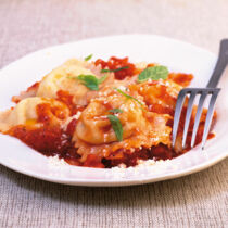 Ravioli mit Kartoffel-Käse-Füllung und Minztomaten