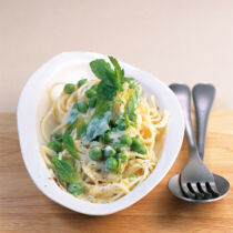 Nudeln mit zitroniger Erbsen-Carbonara