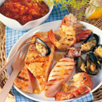 Karibische Grillplatte mit Salsa Criolla Karibische Grillplatte mit Salsa Criolla