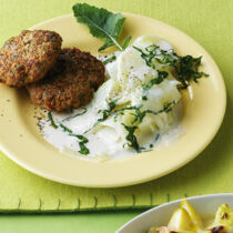 Hacksteaks mit Kohlrabigemüse