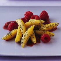 Mohnnudeln mit Himbeerpüree Mohnnudeln mit Himbeerpüree