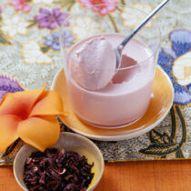 Panna cotta mit Hibiskus und Acerolakirsche Panna cotta mit Hibiskus und Acerolakirsche