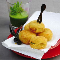 Kartoffelfrikadellen mit Erbsen und Minz-Chutney Kartoffelfrikadellen mit Erbsen und Minz-Chutney