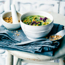 Grünkohl-Kokos-Suppe mit nussigem Sprinkle