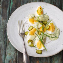Eiersalat mit Cornichons und Kräuter-Mayonnaise