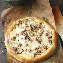 Pizza bianca mit Salsiccia Pizza bianca mit Salsiccia