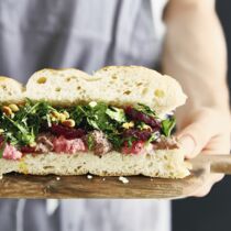 Streifenstulle mit zweierlei Hummus