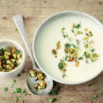 Kartoffelsuppe mit Knuspermandeln