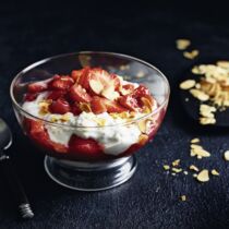 Chia-Joghurt mit Erdbeer-Rhabarber-Kompott Chia-Joghurt mit Erdbeer-Rhabarber-Kompott