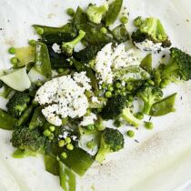 Ziegenkäse im Backpapier