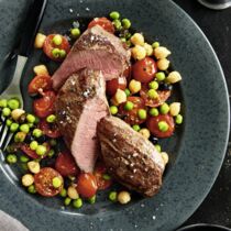 Lammrücken auf gebratenen Tomaten