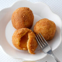 Aprikosen-Quarkknödel mit gerösteten Semmelbröseln