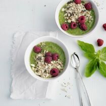 Smoothie Bowl mit Basilikum und Banane
