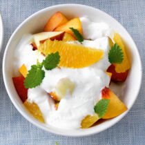 Bunter Obstsalat mit Quarkcreme
