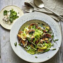Sellerie- und Zucchini-Spaghetti alle vongole Sellerie- und Zucchini-Spaghetti alle vongole