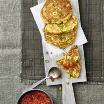 Mexikanische Maisfritters mit Chilisauce