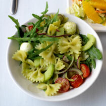 Italienischer Nudelsalat mit grünem Pesto Italienischer Nudelsalat mit grünem Pesto