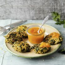 Spinat-Hirse-Puffer mit Kurkuma-Kürbis-Ketchup