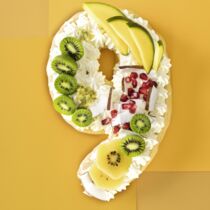 Kokosbiskuit mit exotischen Früchten Kokosbiskuit mit exotischen Früchten