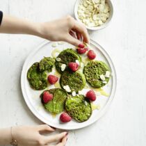 Spinat-Pancakes mit Beeren