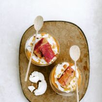 Rhabarberkompott mit Karamell, Joghurt und Baiser Rhabarberkompott mit Karamell, Joghurt und Baiser