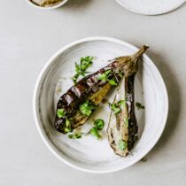Rauchige Aubergine mit Labneh Rauchige Aubergine mit Labneh