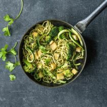 Grüne Bratnudeln mit Tofu Grüne Bratnudeln mit Tofu