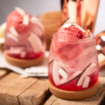 Kokos-Cocktail mit Himbeersorbet Kokos-Cocktail mit Himbeersorbet