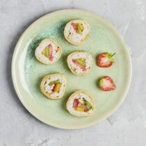 Süßes Sushi mit Beeren Süßes Sushi mit Beeren