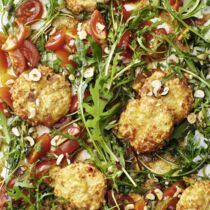 Hüttenkäsetaler mit Tomaten-Rucola-Salat Hüttenkäsetaler mit Tomaten-Rucola-Salat