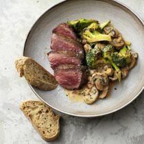 Rindersteaks mit Brokkoli-Pilz-Gemüse Rindersteaks mit Brokkoli-Pilz-Gemüse