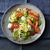 Zoodles-Salat mit Graved Lachs