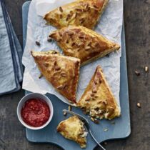 Blätterteigtäschchen mit Gemüserest und Ziegenkäse