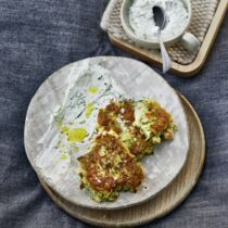 Zucchinipuffer mit Frühlingszwiebel-Quark Zucchinipuffer mit Frühlingszwiebel-Quark