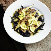 Schwarze Reisnudeln mit Artischocken Schwarze Reisnudeln mit Artischocken